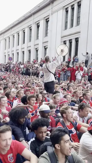 Video thumbnail for Norwegian Fans Row in Celebration on Karl Johan Street