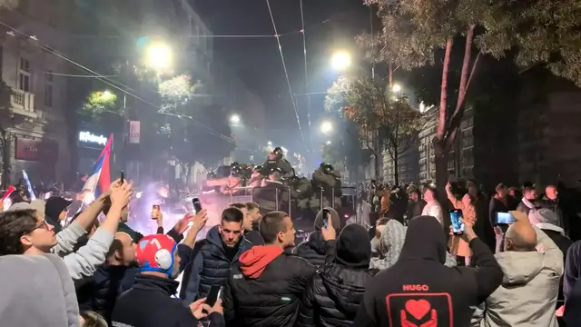 Video thumbnail for Protesters attack police as they withdraw from central Belgrade
