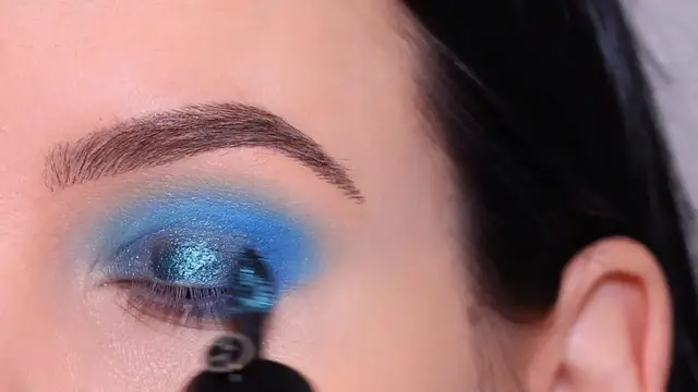 Video thumbnail for Blue Winged Eyeliner Makeup Tutorial Using Drugstore Palette