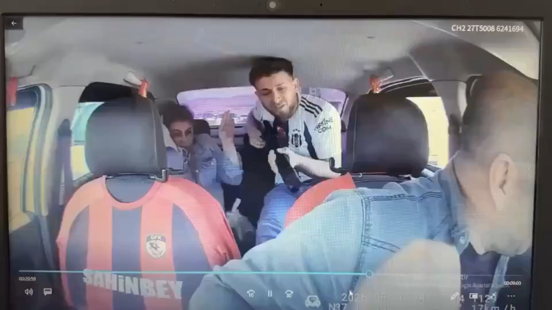 Video thumbnail for Moment taxi driver wrestles armed man during police chase in Turkiye