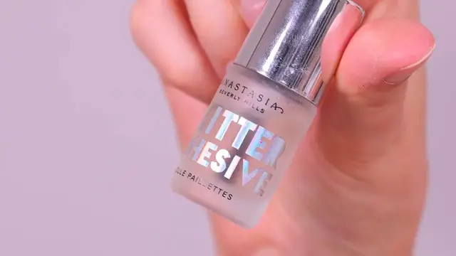 'Video thumbnail for 5 MINUTE Easy Everday Eye Makeup Tutorial'