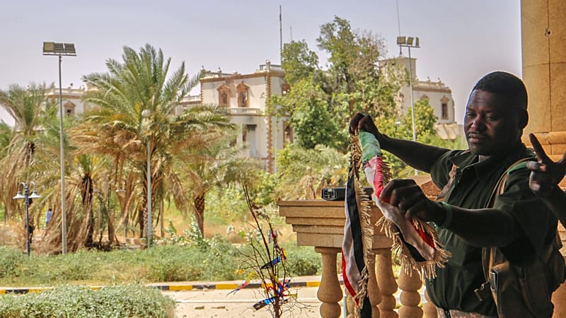 Video thumbnail for Sudan: Volunteers plant trees to make Khartoum greener amid reconstruction