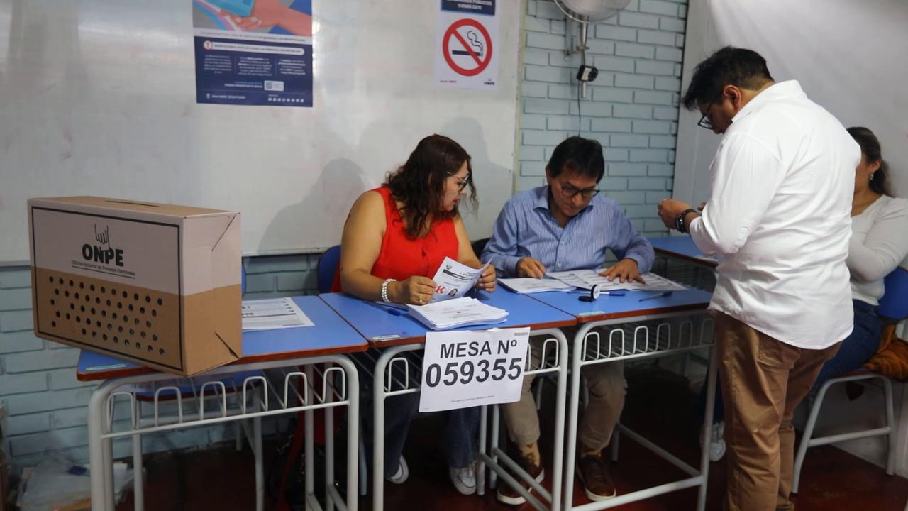 Video thumbnail for Peru: Peru presidential candidate Roberto Sanchez casts vote in Lima.