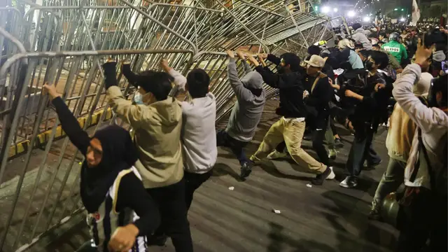 'Video thumbnail for Peru’s Gen Z protesters rally against corruption, crime and pension reforms'