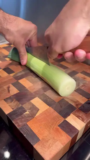 Video thumbnail for Pork _ Prawn Wontons with the BEST homemade Chilli Crisp_ 😍🔥(720P_HD)