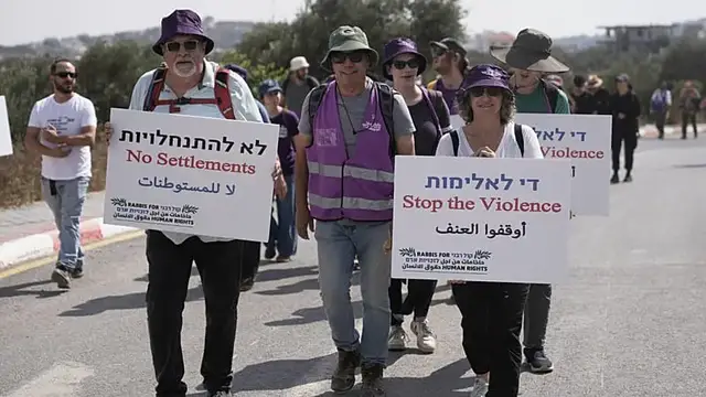 Video thumbnail for Activists attempt to deliver supplies to besieged Palestinian families