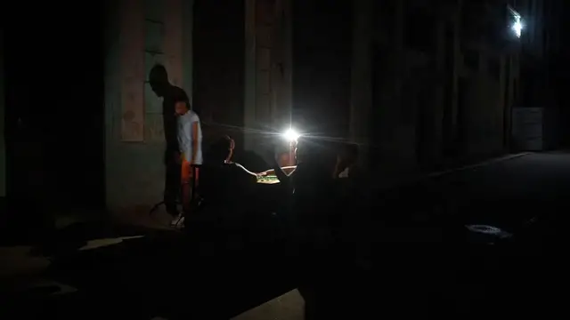 Video thumbnail for Cuba: Blackout leaves street in darkness in Havana amid Cuba’s energy crisis.