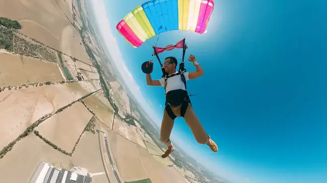 Video thumbnail for Skydiver retrieves lost hat during free fall in Texas jump