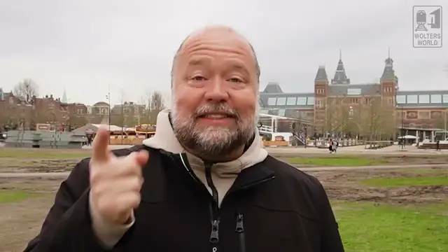 Video thumbnail for How Pickpockets Spot Easy Tourists