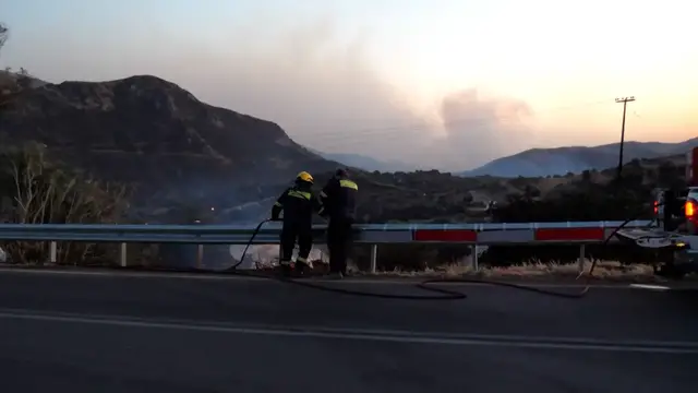 Video thumbnail for Dramatic sea rescue as firefighters die on the Greek island of Crete