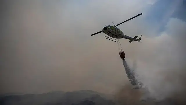 Video thumbnail for Residents evacuated from nearly 200 Cape Town homes as wildfire rages