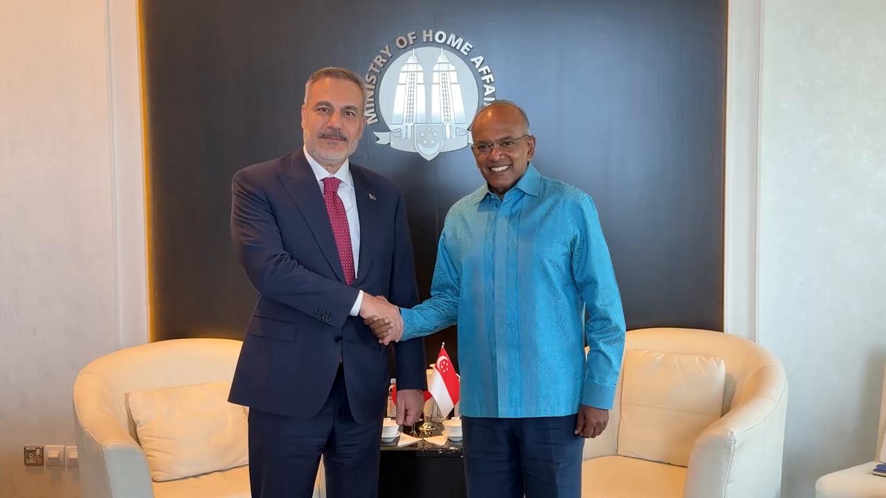 Video thumbnail for Singapore: Turkish foreign minister welcomed by Singapore's premier.