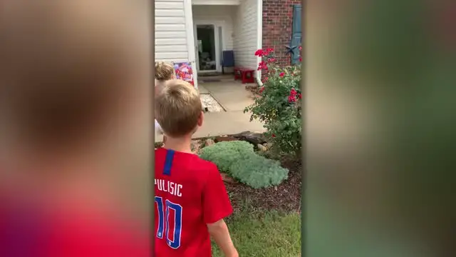 Video thumbnail for Best Friends Reunited After Family Move Cross-Country | Happily TV