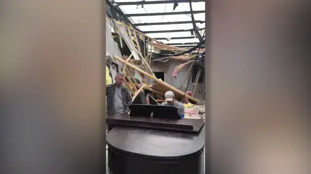Video thumbnail for Congregation Sing Around Piano Among Rubble Of Church Destroyed By Tornado | Happily TV