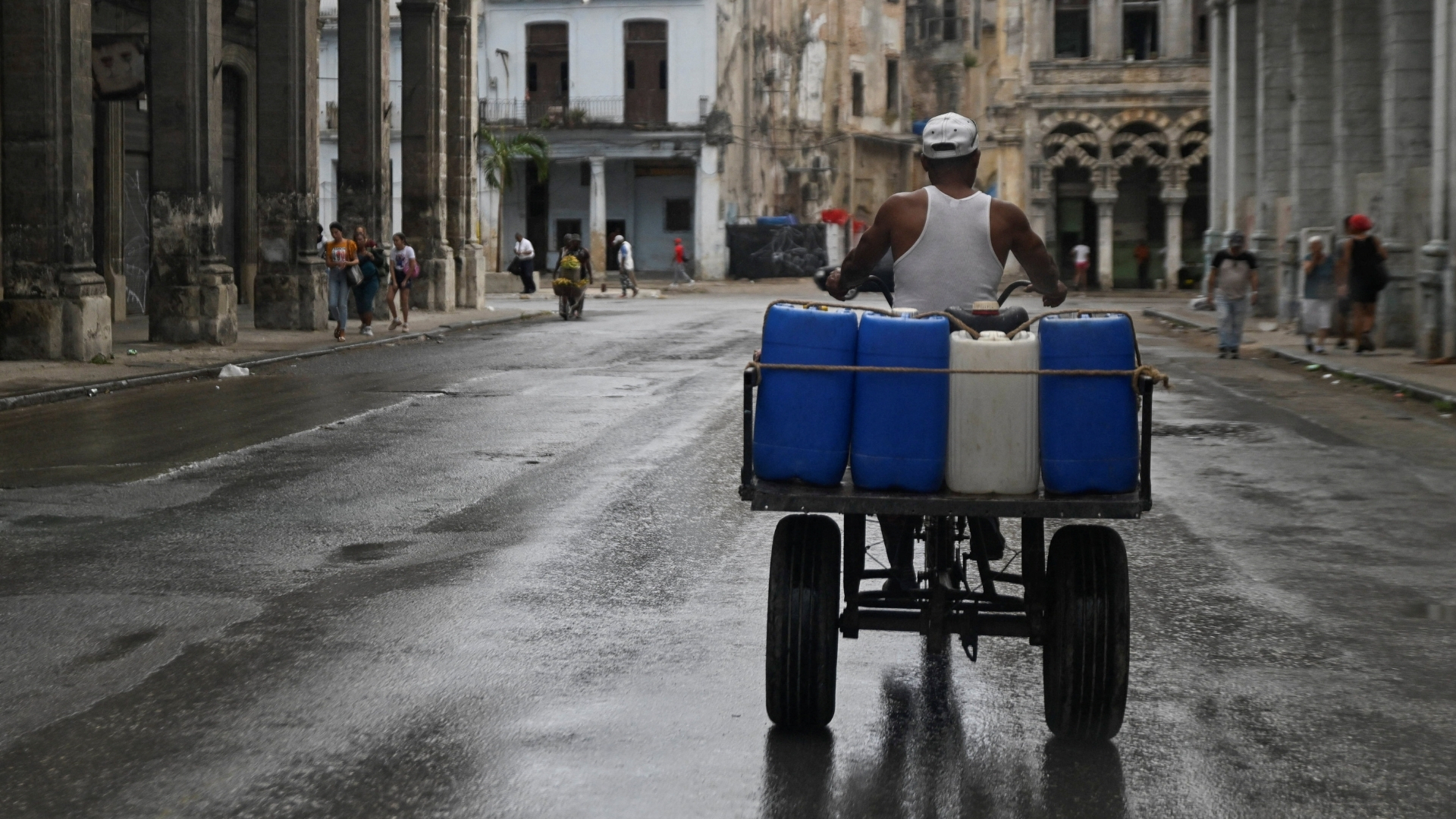 Video thumbnail for US blockade on Cuba: Living conditions worsen as fuel shortages bite