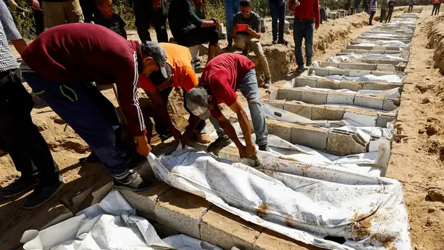 'Video thumbnail for Palestinians hold mass funeral for 54 unidentified prisoners returned by Israel'