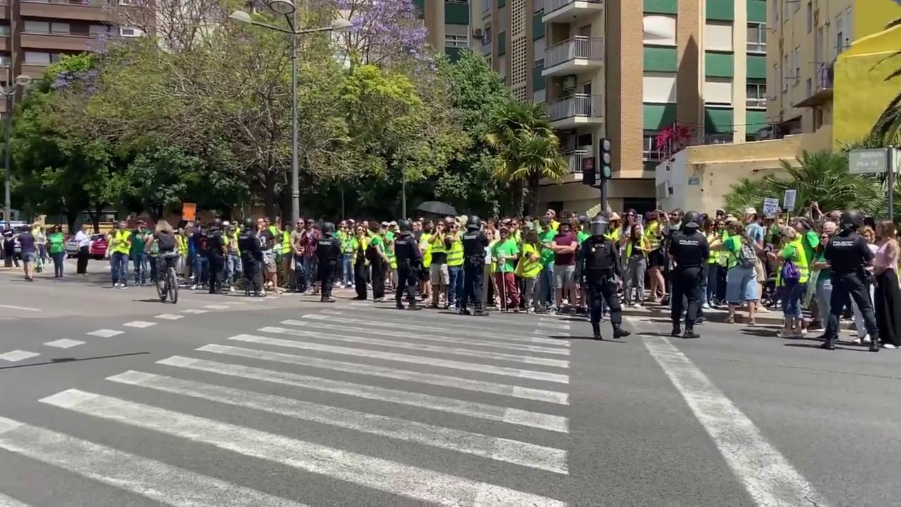 Video thumbnail for Spain: Police In Riot Gear Block Striking Teachers During Valencia Protest.