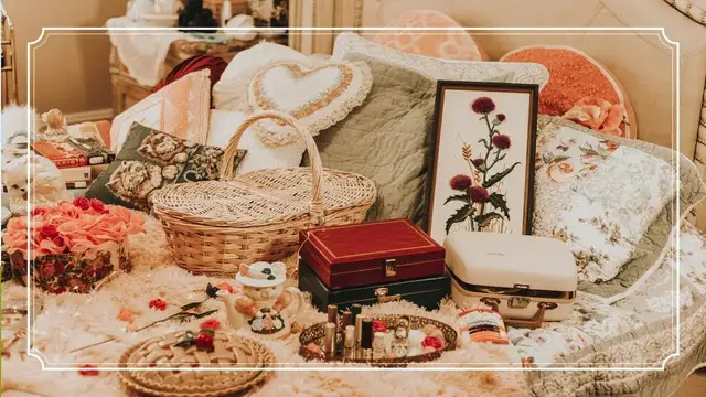 'Video thumbnail for Vintage Lipstick, Hair Dryer and Home Decor eBay and Thrift store Haul'