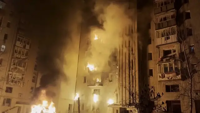 Video thumbnail for Ukraine firefighters rush to rescue people after Russian strike