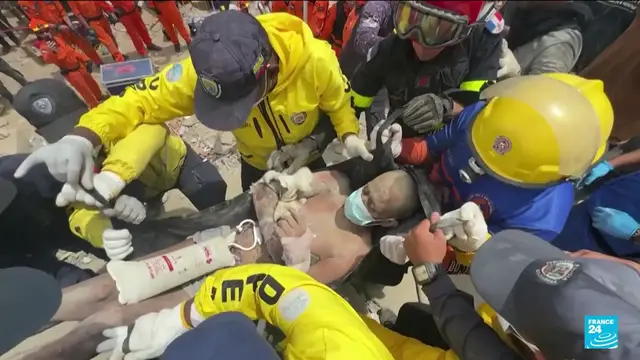Video thumbnail for Venezuela earthquakes: Father and son rescued as international teams help search