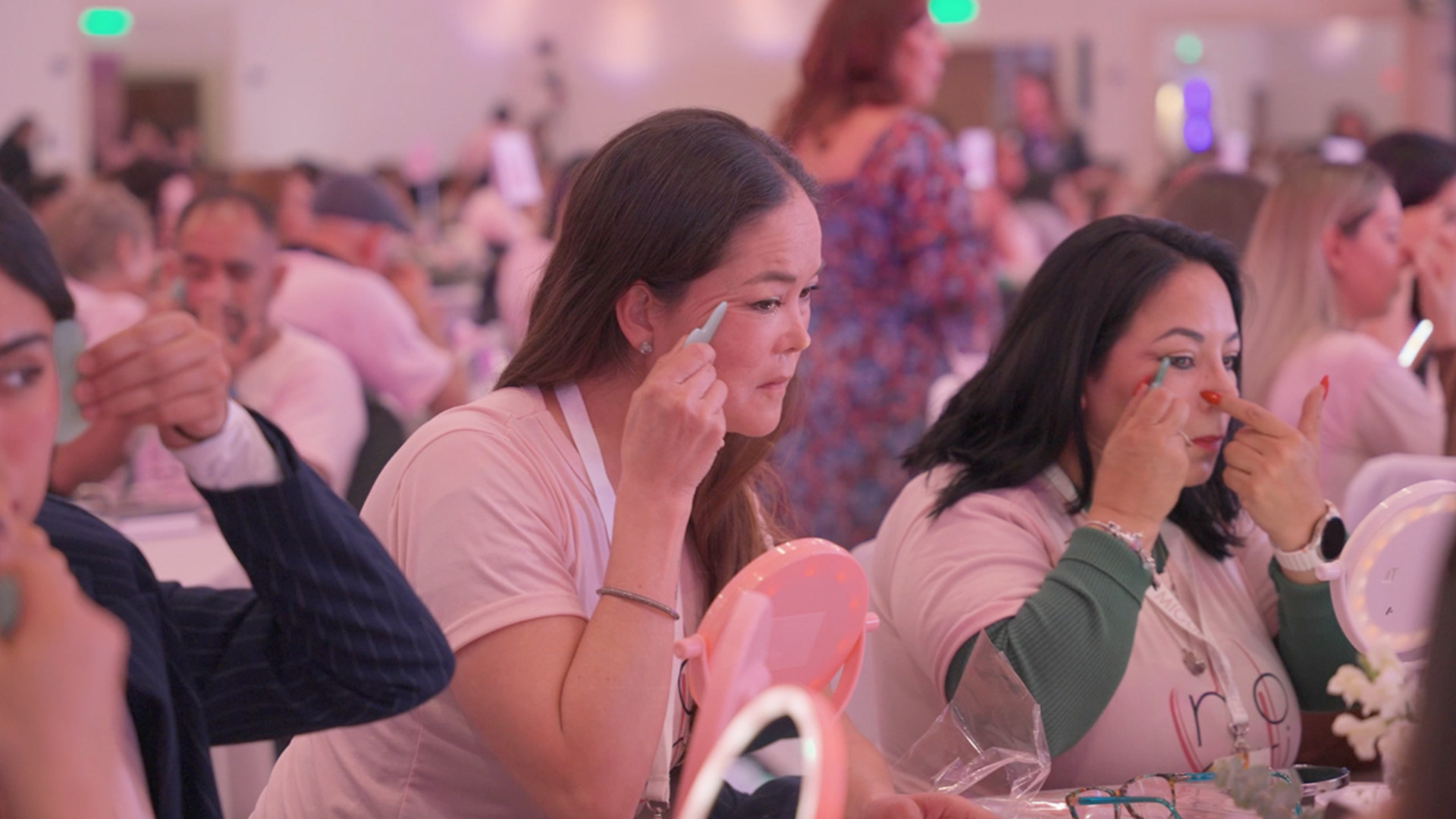 Video thumbnail for Largest Gua Sha facial lesson  432 people by Cosmetica Internacional Miguett S.A. de C.V.