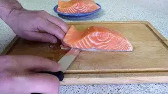 Video thumbnail for Comment retirer la peau du saumon ?