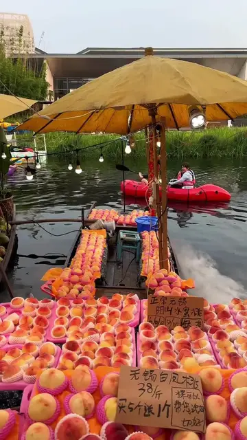 Video thumbnail for Colorful Floating Market Feast in Shanghai Canals