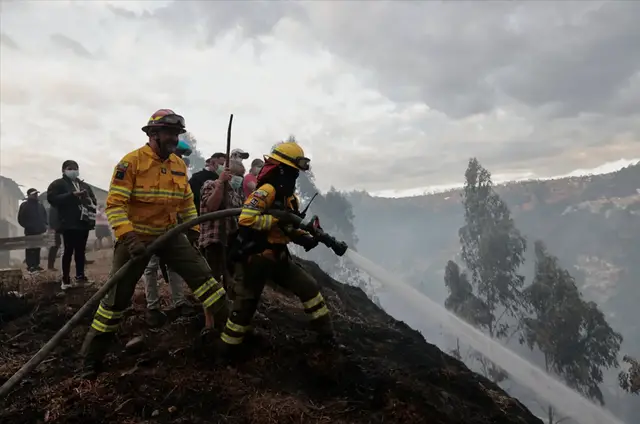 Video thumbnail for Residents help battle forest fires threatening homes in Ecuadorian capital
