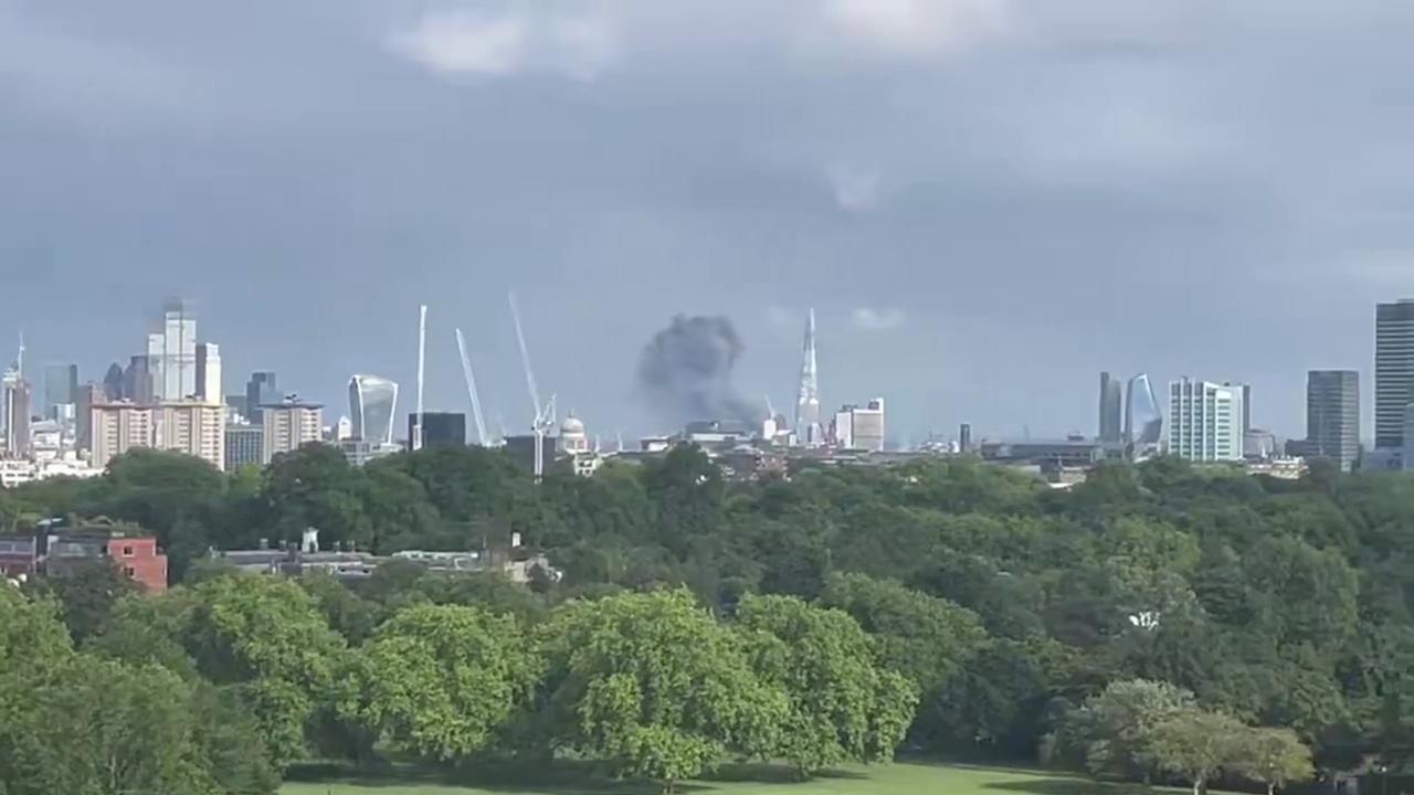 Video thumbnail for UK: Major Fire Breaks Out at Bermondsey Recycling Centre.