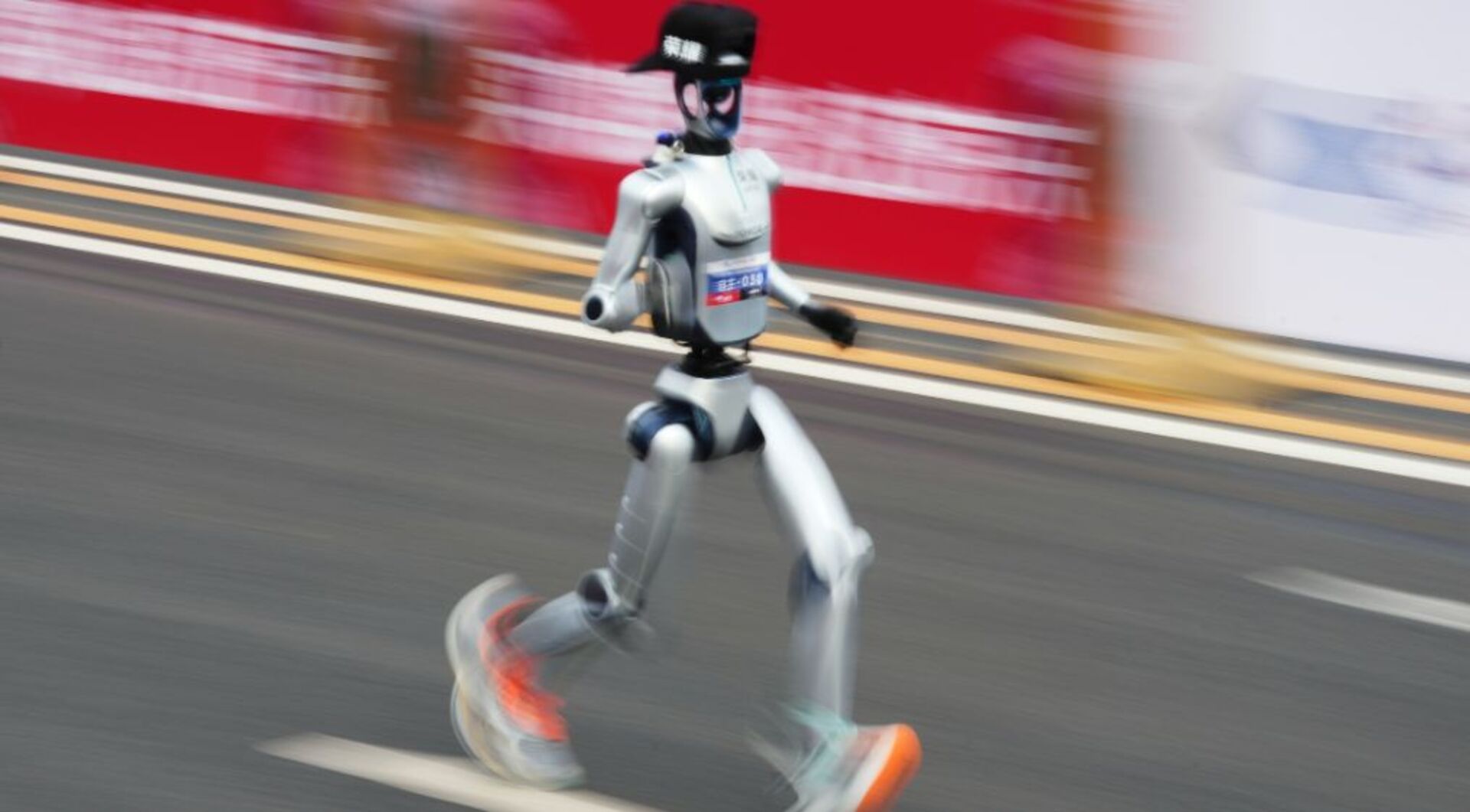 Video thumbnail for Robots vs humans: Beijing half-marathon delivers stunning result