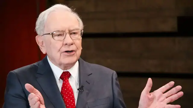 Video thumbnail for Warren Buffett once joked about his first wife losing her credit card