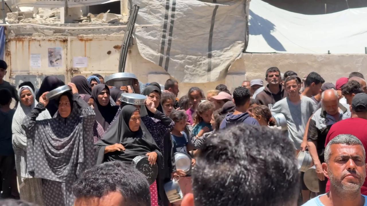 Video thumbnail for Gaza Families Receive Free Meals 27.