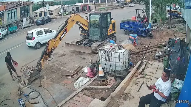 Video thumbnail for Close Call: Flying Metal Nearly Hits Welder in Inner Mongolia