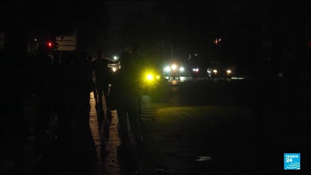 Video thumbnail for Cuba plunged into darkness amid nationwide blackout