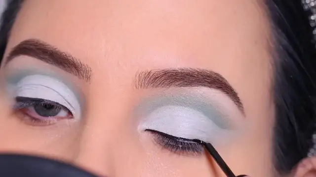 'Video thumbnail for How To Matte Cut Crease Makeup Tutorial'