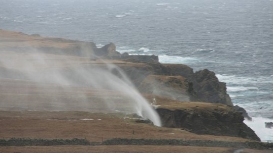 Video thumbnail for Upside-down waterfall: a natural gravity illusion