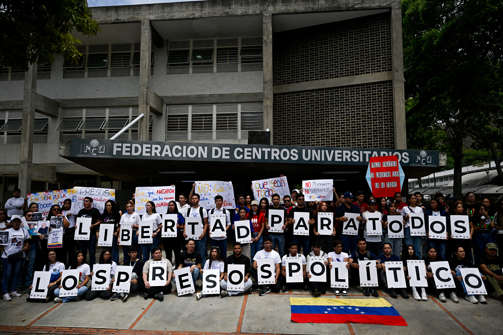 Video thumbnail for Students block main highway in Caracas to demand release of political prisoners