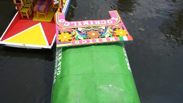Video thumbnail for Mexico: Colorful trajinera rides draw visitors to Mexico City's UNESCO canals.