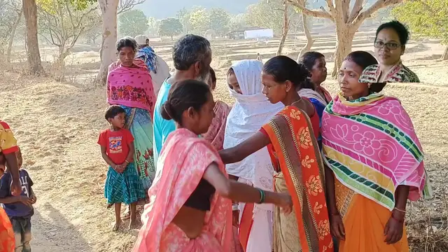 Video thumbnail for दुल्हन को कंधे पर उठाकर घर ले जाना - झारखंड आदिवासी खड़िया शादी