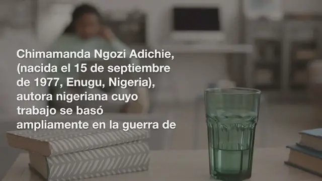 Video thumbnail for Biografía: Chimamanda Ngozi Adichie
