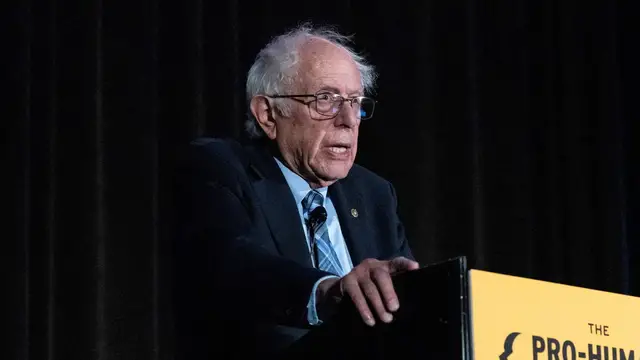 Video thumbnail for US political rivals Sanders and Bannon unite on AI warning