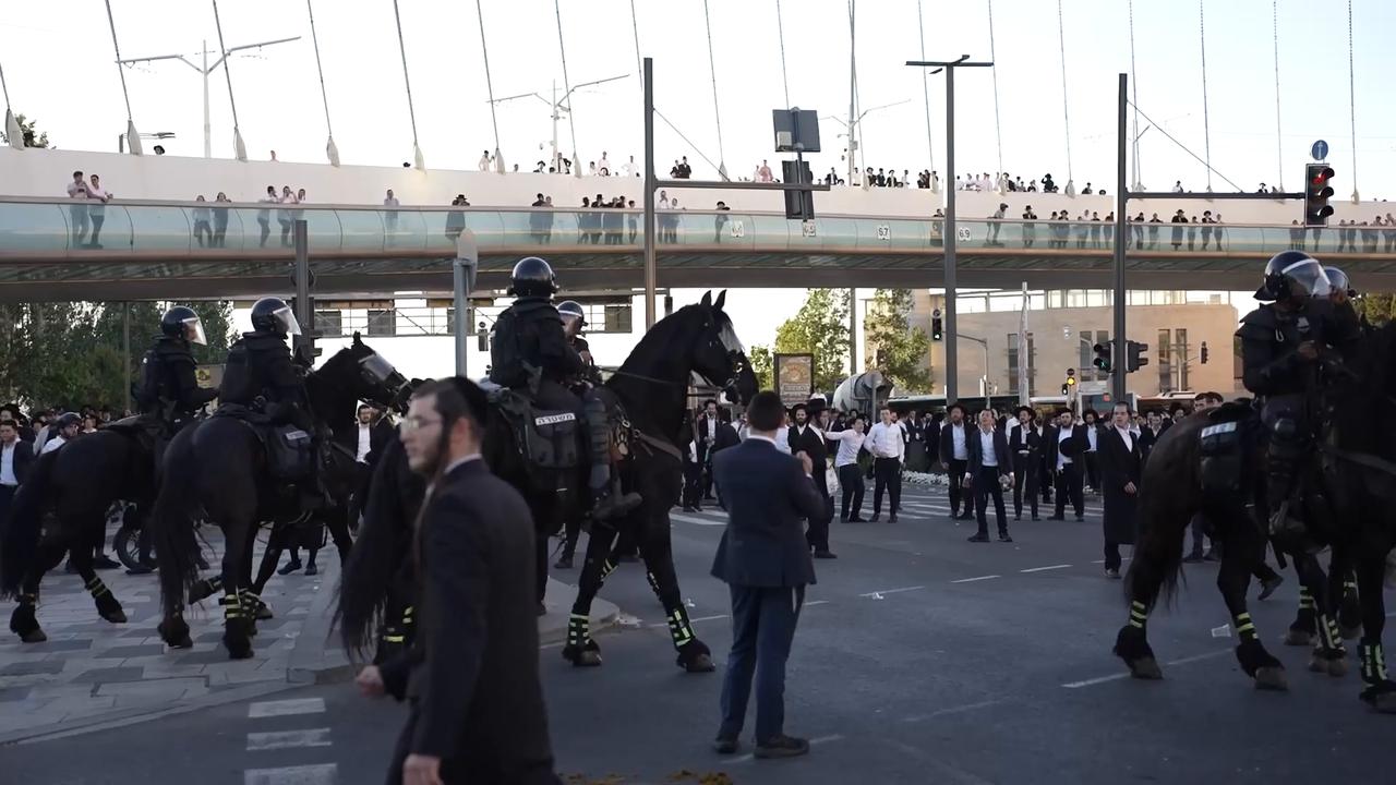 Video thumbnail for Hundreds of ultra-Orthodox Jews block Jerusalem entrance in conscription protest.