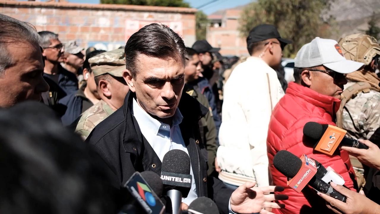 Video thumbnail for Bolivia: Police, military clear protest roadblocks in La Paz amid protests.