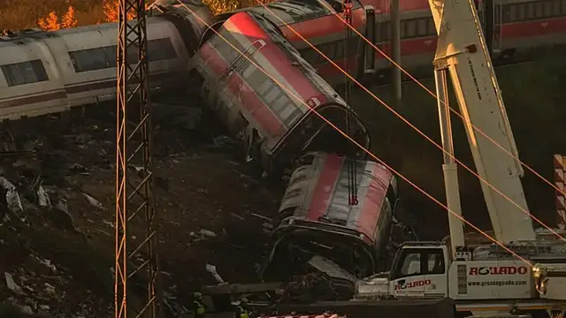 Video thumbnail for Spain: cranes clear twisted train wreckage as rescuers work through the night