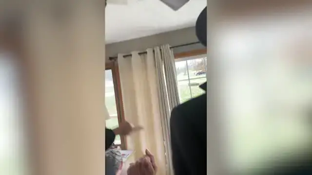 Video thumbnail for Siblings Who Are Deaf Reunite After Over A Decade Apart | Happily TV