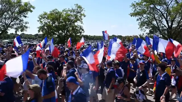 Video thumbnail for US: French fans gather at Philadelphia stadium ahead of World Cup clash with Paraguay (2).