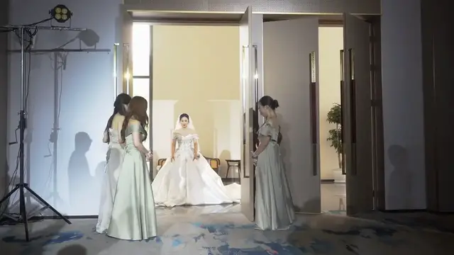 Video thumbnail for Bridesmaids Hilariously Open the Wrong Door at Sichuan Wedding