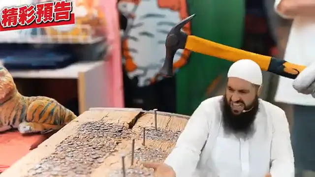 Video thumbnail for 踢館【夜市敲鐵釘】板模師傅開外掛😱逼老闆出馬應戰民間高手│健人腳勤│ 2024ep10