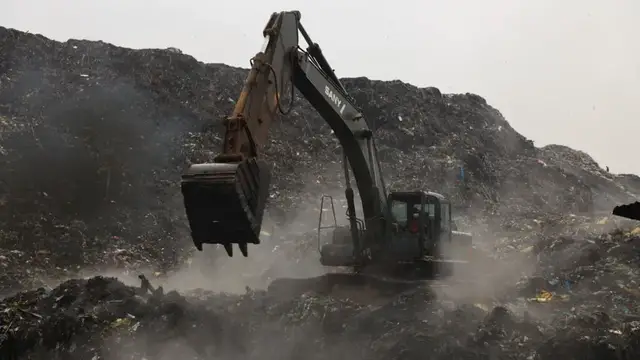 Video thumbnail for Guinea searches for survivors after landfill landslides kill 30