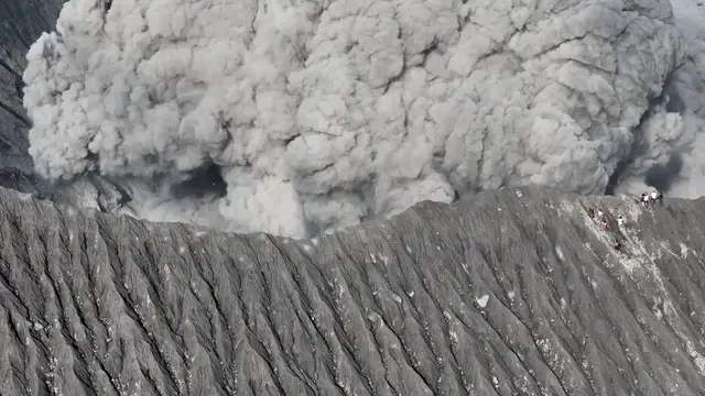 Video thumbnail for Climbers endanger themselves amid Mount Dukono's ongoing eruption in Indonesia